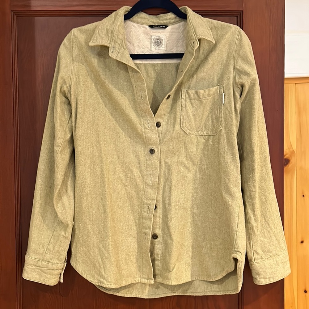 Levitate button up
